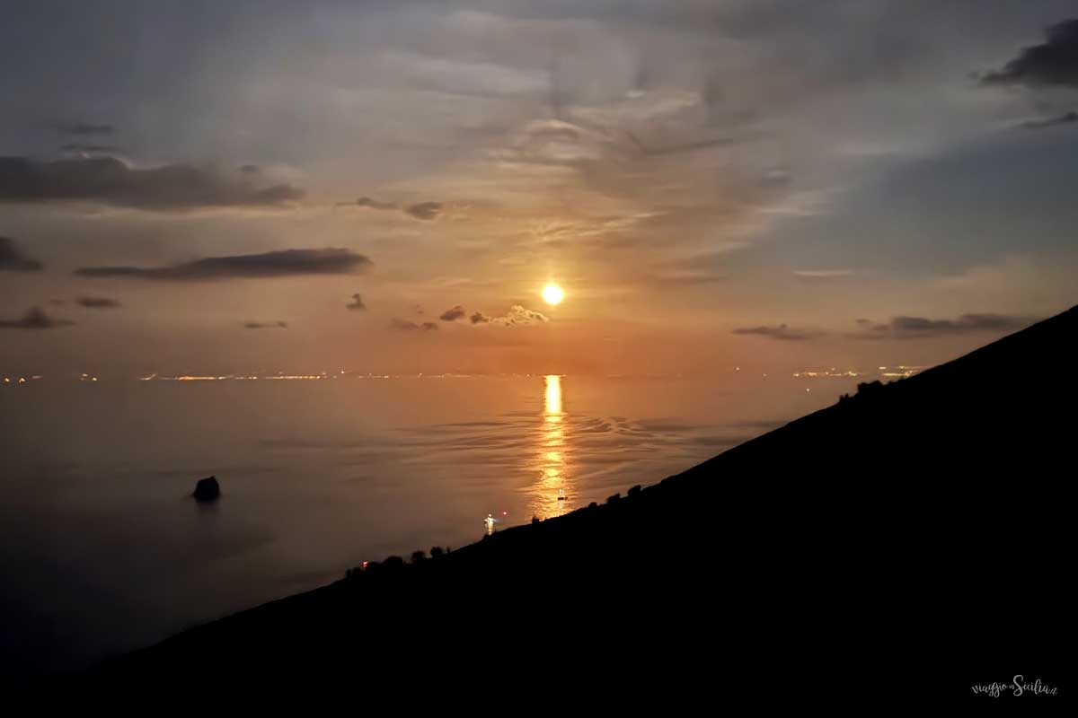 Escursione sul vulcano stromboli - Luna Piena che si riflette sul mare