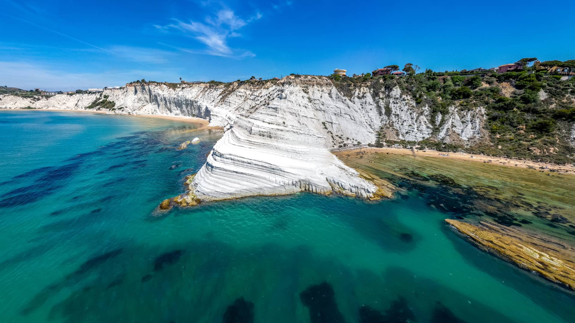 Una vista aerea dal mare sulla Scala dei Turchi